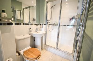 Ensuite shower room- click for photo gallery